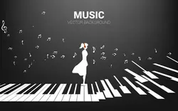 زن ایستاده روی کلید پیانو با نت موسیقی - Woman standing with piano key with music note