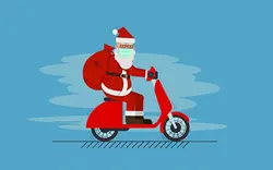 بابانوئل با ماسک سوار اسکوتر - Santa claus in mask driving scooter delivering gifts