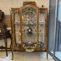 ویترین چهارپایه سه طرف شیشه