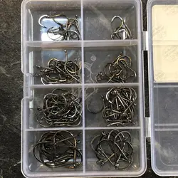 قلاب ماهیگیری کپوری ۸ سایز مختلف مجموعه ۱۰۰ عددی  به همراه جعبه قلاب