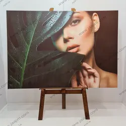تابلو چهره زن سیاه و سفید مدرن با پر رنگی در سر کد T1t201 | ارسال رایگان | جاجیم