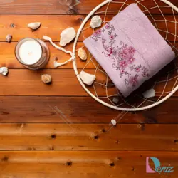 حوله دستی گلدوزی طرح گل برجسته رنگ صورتی روشن - deniztowel