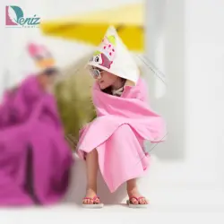 حوله کودک شنلی طرح دختر توت فرنگی - deniztowel