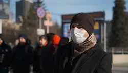 فوتیج مردی با ماسک در حال پیاده روی