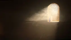 فوتیج تابش نور خورشید از پنجره اسلامی قدیمی