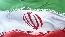 فوتیج پرچم ایران در حال اهتزاز در باد و آرام در آسمان آبی