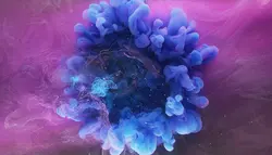 فوتیج قطره آب جوهر دود صورتی آبی روی پس‌زمینه بنفش