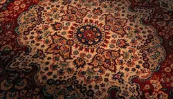 فوتیج فرش دستبافت در سایه