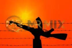 عکس درگیری فلسطین و اسرائیل دستی که تفنگ را روی سیم خاردار