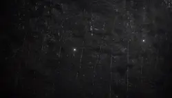 فوتیج ذرات براق سفید و باران روی بافت سنگ تیره