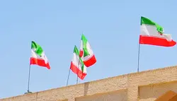 فوتیج بسیاری از پرچم‌های ایران با باد در پشت بام ساختمان به اهتزاز در می‌آیند