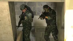 فوتیج سربازی که اسلحه و لباس زره جنگی در دست دارد از پله پایین میرود