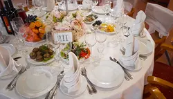 فوتیج صندلی های تزئین شده و میزهای گرد در رستوران آماده پذیرایی از مهمانان