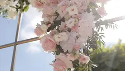 فوتیج تزیینات عروسی با گل در سالن رستوران/دکور عروسی زیبا