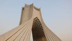 فوتیج برج آزادی از زاویه نزدیک تهران ایران