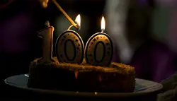 فوتیج روشن کردن شمع دستی 100 روی کیک