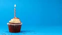 فوتیج کیک تولد کوچک به همراه شمع با پس زمینه آبی