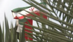 فوتیج پرچم‌های ایران و امارات که به اهتزاز در آمدند