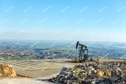 عکس استوک نمایی از پمپ جک چاه نفت در میدان نفتی ایران