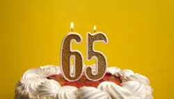 فوتیج شمع به شماره 65 که در کیک قرار دارد
