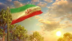 فوتیج اهتزاز پرچم ایران در غروب آفتاب