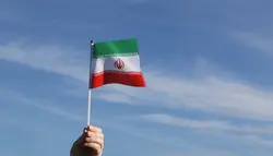 فوتیج پرچم ایران در دست و وزش باد