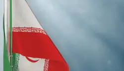 فوتیج بک گراند پرچم ایران با پرچم ایستاده در پس زمینه