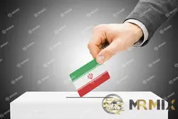 عکس استوک مردی در حال گذاشتن برگه رای در صندوق در هنگام انتخابات در ایران