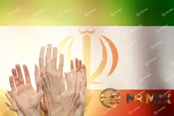 عکس مردم در حال بالا بردن دست و پرچم ایران در پس زمینه
