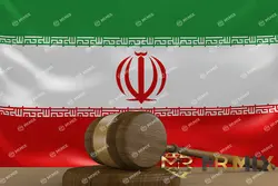 عکس پرچم ایران و چکش چوبی در احکام دادگاهها