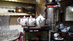 کلیپ سماور آب جوش و قوری چای در قهوه خانه قدیمی، استوک فوتیج
