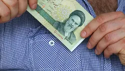 کلیپ مرد یک اسکناس ده هزار تومانی را از پیراهنش بیرون می آورد، استوک فوتیج