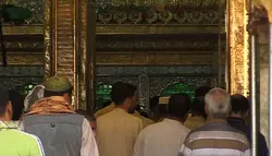 دانلود استوک فوتیج آماده :ویدئو کلیپ ضریح و زائران حرم حضرت امام علی (ع)