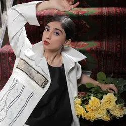 بلوز کرمی تزئین شده با سوزن دوزی تماماً هنر دست - استودیو طراحی لباس مرنو
