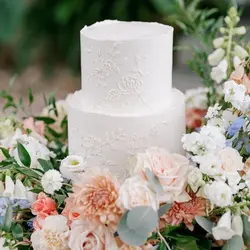 استند پایه کیک تولد فلزی مدل حاشیه گل سفید