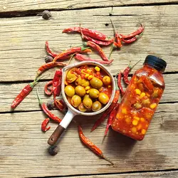 زیتون مزه دار شده در فلفل (بسته 400 گرمی)