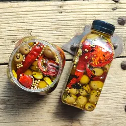 زیتون مزه دار شده با سیر و سبزیجات در روغن زیتون (بسته 400 گرمی)