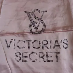 لباس خواب زنانه ویکتوریا سکرت مدل شش تکه ساتن ابریشم نگین دار کد 357