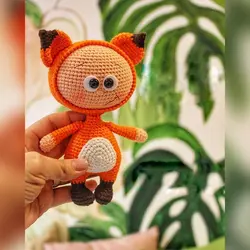 عروسک بافتنی پسر مینی بونی با لباس روباه &bull; کُلکُ مُلک