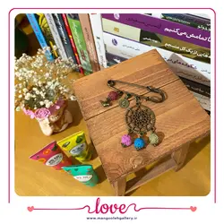 سنجاق سینه با سنگ لاوا رنگی - فروشگاه بدلیجات و زیورآلات منگوله