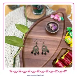 گوشواره پایه گرد و مهره های کریستال مشکی