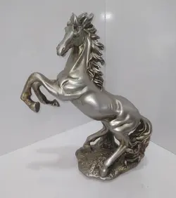 مجسمه اسب تکی