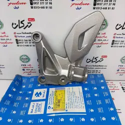 براکت جا پایه جلو سمت چپ ( پدال دنده ) موتور پالس 200 و NS 150 ان اس و AS ای اس مدل پایین کاربراتی رنگ نقره ای اصلی