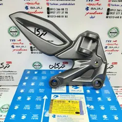 براکت جا پایه جلو سمت چپ ( پدال دنده ) موتور پالس RS ار اس مدل بالا رنگ مدادی اصلی