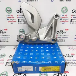 براکت جا پایه جلو سمت راست ( پدال ترمز ) موتور پالس 200 و NS 150 ان اس و AS ای اس مدل پایین کاربراتی رنگ نقره ای اصلی