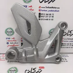 براکت جا پایه جلو سمت راست ( پدال ترمز ) موتور پالس 200 و NS 150 ان اس و AS ای اس