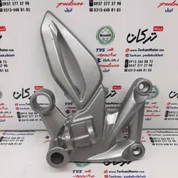 براکت جا پایه جلو سمت راست ( پدال ترمز ) موتور پالس RS ار اس مدل پایین رنگ نقره ای