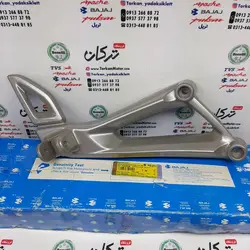 براکت جا پایه عقب سمت راست موتور پالس RS ار اس مدل پایین رنگ نقره ای اصلی