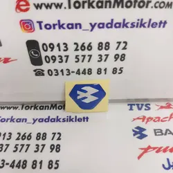 برچسب ( ارم ) روی قاب فرم دور بلوری چراغ جلو موتور پالس NS ان اس ژله ای