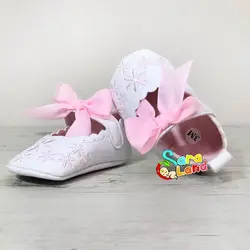 پاپوش نوزاد دخترانه پاپیونی طرح گل صورتی - پوشاک و سیسمونی سارالند